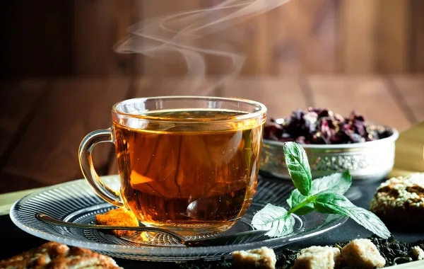 يُعدّ الشاي الأخضر بالنعناع خياراً صحياً مثالياً