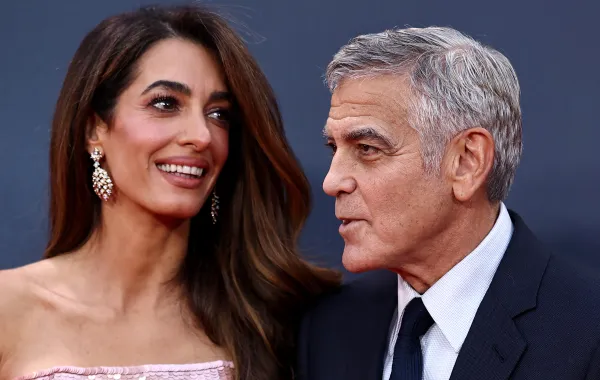 جورج كلوني George Clooney وزوجته المحامية اللبنانية أمل كلوني Amal Clooney،- Photo by HENRY NICHOLLS / AFP