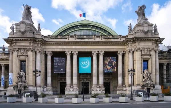 منظر خارجي لـ القصر الكبير (Grand Palais)، ضمن أسبوع الموضة في باريس، وذلك في 25 يناير/كانون الثاني 2021 في باريس، فرنسا، Grand Palais, during Paris Haute Couture Spring/Summer 2021 (مصدر الصورة:Edward Berthelot/Getty Images)