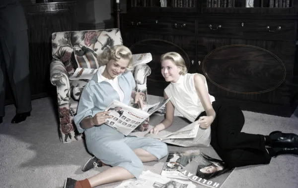 غريس كيلي وصديقة لها عام 1954،Grace Kelly with a friend, مصدر الصورة: Gene Lester/Getty Images)