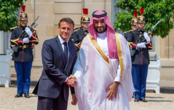 الرئيس الفرنسي إيمانويل ماكرون مستقبلاً ولي العهد السعودي الأمير محمد بن سلمان في قصر الإليزيه في باريس بتاريخ 16 يونيو 2023 - واس