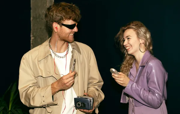 سر تعلق جيل الألفية والجيل زد بأعمال التسعينيات- الصورة من موقع Magnific
