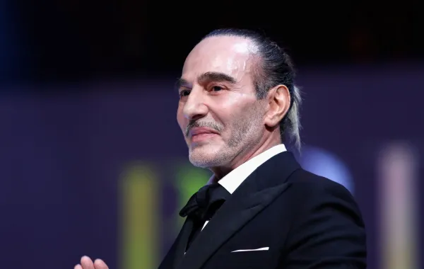 جون غاليانو في لندن، إنجلترا (John Galliano in London, England). مصدر الصورة: Tristan Fewings/BFC/Getty Images for BFC