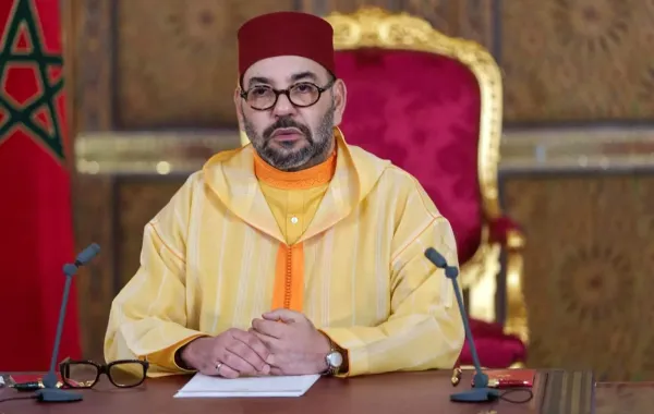 الملك محمد السادس من القصر الملكي شمال شرق مدينة فاس (King Mohammed VI from the Royal Palace in the northeastern city of Fez). مصدر الصورة: Moroccan Royal Palace / AFP