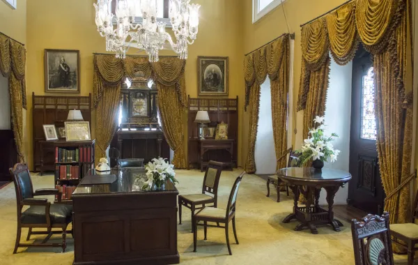 أحد المكاتب في فندق Falaknuma Palace في حيدرأباد (المصدر: Thierry Falise/LightRocket via Getty Images)