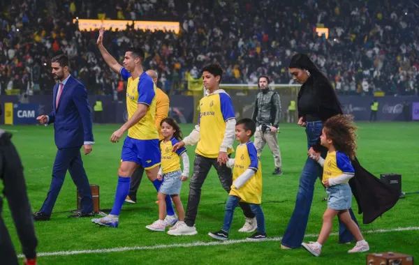 كريستيانو رونالدو مع عائلته في استاد مرسول بارك بالرياض، المملكة العربية السعودية (Cristiano Ronaldo with his family at Mrsool Park Stadium in Riyadh, Saudi Arabia). مصدر الصورة: Khalid Alhaj/MB Media/Getty Images