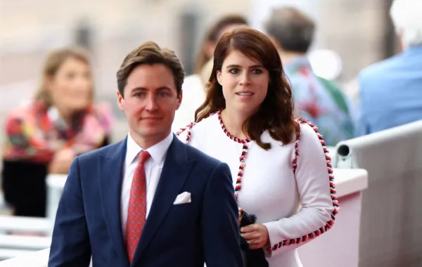 الأميرة يوجيني في قصر باكنغهام ( Princess Eugenie at Buckingham Palace). مصدر الصورة: HANNAH MCKAY / POOL / AFP
