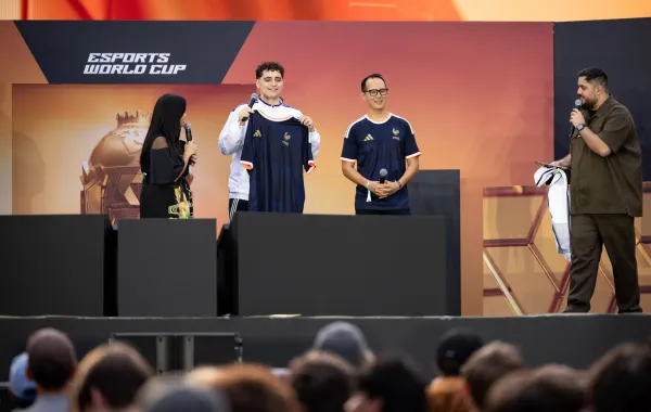 لحظة الكشف عن قميص المنتخب الفرنسي - الصورة من المركز الإعلامي