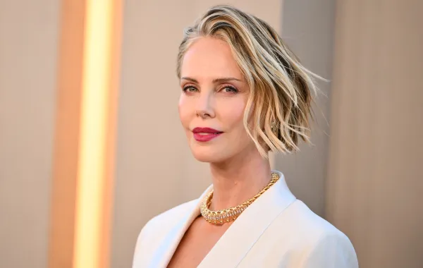 تشارليز ثيرون في نيويورك Charlize Theron attends "The Odyssey" premiere at the AMC Lincoln Square in New York- مصدر الصورة  ANGELA WEISS / AFP