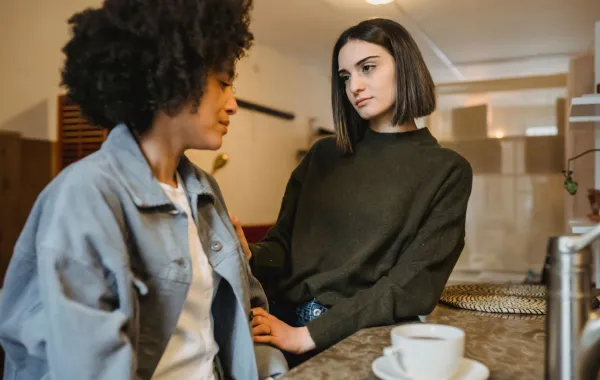 فتاة تشعر بالضيق بسبب سخرية صديقتها منها