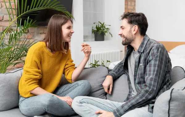 زوجة تتبادل مع زوجها أطراف الحديث