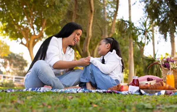 صوة معبرة عن استمتاع الأم مع طفلها في العطلة