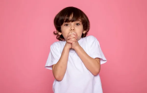 صورة تعبر عن طفل خائف