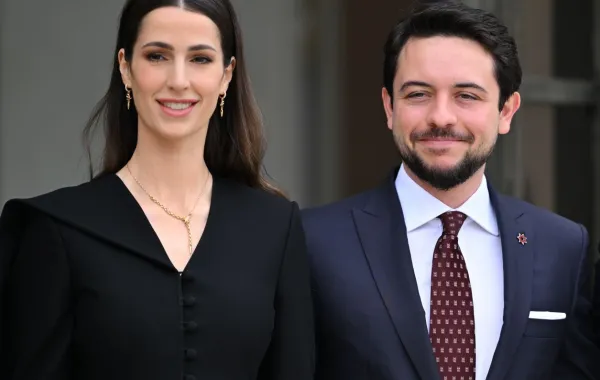 ولي العهد الأمير الحسين وزوجته الأميرة رجوة الحسين في قصر الإليزيه بباريس (Crown Prince  Hussein and his wife Princess Rajwa Al Hussein at the Elysee Palace in Paris). مصدر الصورة: Mustafa Yalcin/Anadolu via Getty Images
