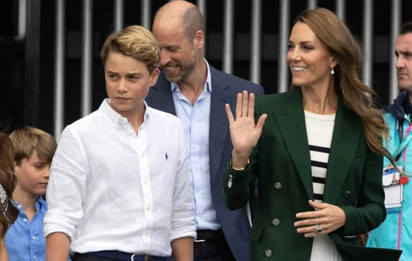 الأمير جورج (Prince George) برفقة والديه - Photo by AFP