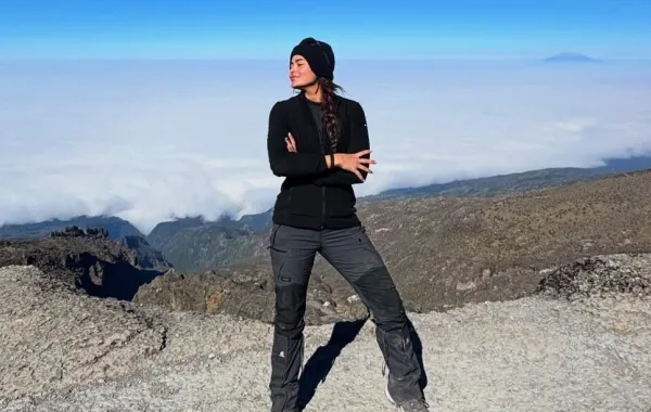 أسماء جلال على أعلى قمة جبلية في أفريقيا - الصورة من صفحتها على انستغرام