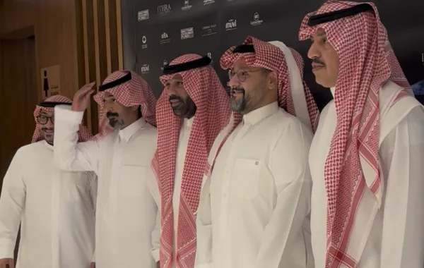 أبطال فيلم عكس سير- الصورة  خاصة  بسيدتي من تصوير زكية البلوشي