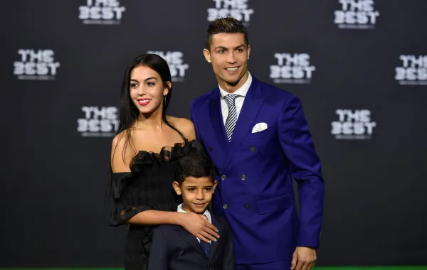 كريستيانو رونالدو مع جورجينا رودريغيز وابنه كريستيانو رونالدو جونيور في زيورخ (Cristiano Ronaldo with Georgina Rodriguez and his son Cristiano Ronaldo Jr in Zurich). مصدر الصورة: MICHAEL BUHOLZER / AFP