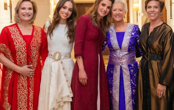 على خطى الملكة رانيا .. الأميرة إيمان بنت عبد الله الثاني تخطف الأنظار بجمال ملكي ناعم