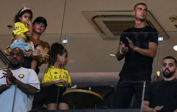 كريستيانو رونالدو وزوجته جورجينا رودريغيز وأطفالهما في ملعب الأول بارك بالرياض (Cristiano Ronaldo, his wife Georgina Rodriguez and their children at Al-Awwal Park in Riyadh). مصدر الصورة: AFP