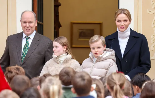 الأمير ألبرت الثاني، والأميرة غابرييلا، والأمير جاك، والأميرة شارلين في موناكو ( Prince Albert II, Princess Gabriella, Prince Jacques and Princess Charlene in Monaco). مصدر الصورة: Pascal Le Segretain/SC Pool - Corbis/Getty Images