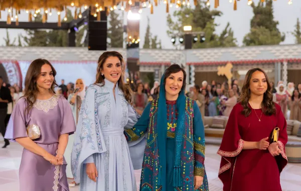 الملكة رانيا العبدالله تتوسط والدة الأميرة رجوة الحسين، الأميرة إيمان والأميرة سلمى. مصدر الصورة: Office of Her Majesty Queen Rania Al Abdullah / AFP