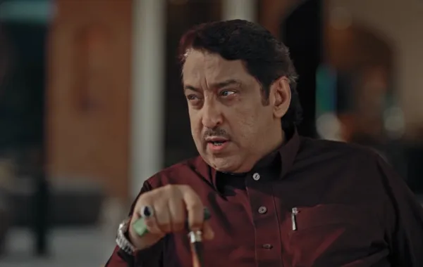 الصورة سكرين شوت من أحداث مسلسل "أحمر ولا أبيض" -