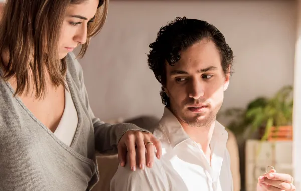 زوجة تعاتب زوجها بمودة وهو يستمع لها بإنصات وهدوء 