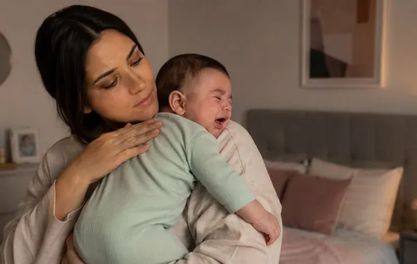 صورة لأم تحاول تهدئة طفلها المتوتر