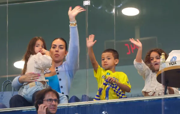 جورجينا رودريغيز وأطفالها في إستاد حديقة الأول بالرياض (Georgina Rodriguez and his children at al-Awwal Park Stadium in Riyadh). مصدر الصورة: Fayez NURELDINE / AFP
