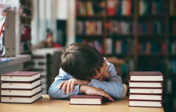 صورة علامات خفية تدل على تأثر تحصيل طفلك الدراسي