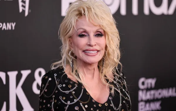 دوللي بارتون Dolly Parton- مصدرالصورة: Photo by Theo Wargo / GETTY IMAGES NORTH AMERICA / Getty Images via AFP