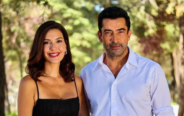 كينان إميرزالي أوغلو (Kenan İmirzalıoğlu) مع النجمة برغوزار كوريل (Bergüzar Korel) من كواليس التصوير - الصورة من الشركة المنتجة