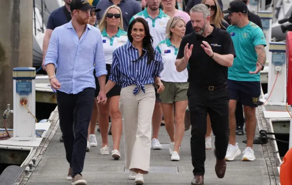 الأمير هاري وزوجته ميغان في ميناء سيدني (Prince Harry and his wife Meghan in Sydney Harbour). مصدر الصورة: Jonathan Brady / POOL / AFP
