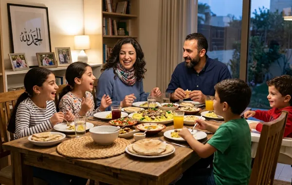 صورة لأسرة تتناول الطعام