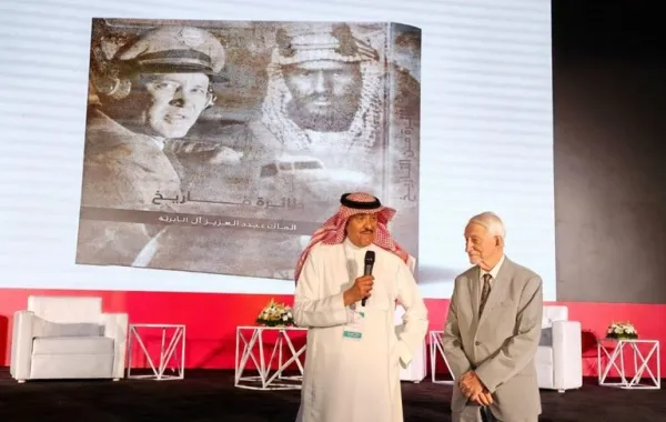 الأمير سلطان بن سلمان والدكتور الراحل مايكل سابا في جلسة "هانجر توكس" بمعرض ساند أند فن 2024