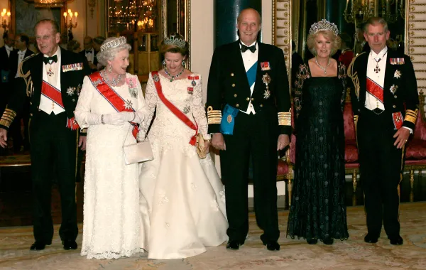 الملك هارالد الخامس وزوجته الملكة سونيا مع العائلة الملكية البريطانية - (Photo by © Pool Photograph/Corbis/Corbis via Getty Images