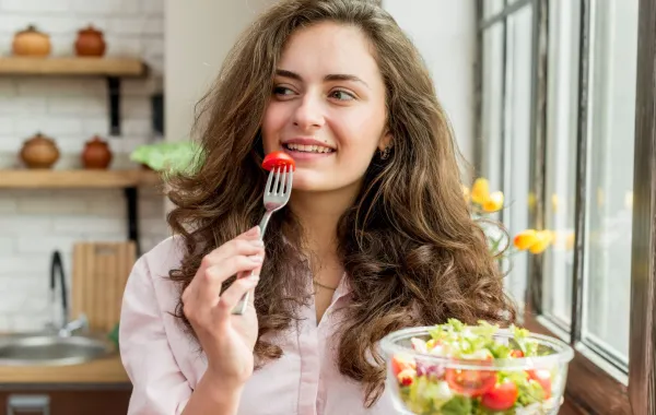 صورة لحامل في شهورها الأولى تهتم بصحتها
