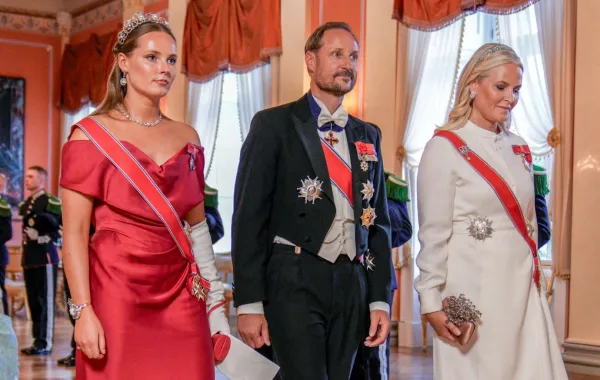 الأميرة إنغريد ألكسندرا والملك هاكون والملكة ميت ماريت في القصر الملكي في أوسلو (Princess Ingrid Alexandra, King Haakon and Queen Mette-Marit at the Royal Palace in Oslo). مصدر الصورة: Stian Lysberg Solum / various sources / AFP