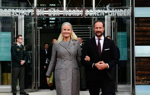 الملكة ميت ماريت والملك هاكون في برلين (Queen Mette-Marit and King Haakon in Berlin). مصدر الصورة: John MACDOUGALL / AFP