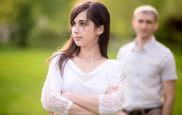 زوجة تتحدث مع زوجها وهما يحتسيان فنجاناً من الشاي   