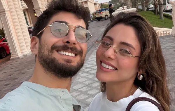 سيلا توركوغلو وخطيبها آتا أييلديز. الصورة من حسابها على إنستغرام
