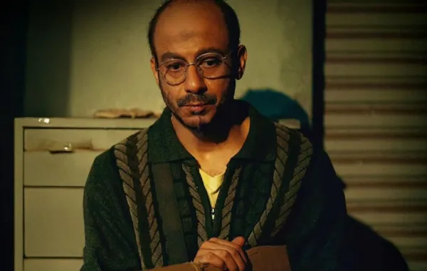 محمد فراج على الملصق الدعائي لحكاية لعبة جهنم- الصورة من صفحة منصة شاهد على إنستغرام