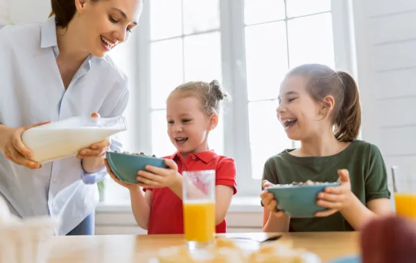 صورة لأم تعد أطفالها للمدرسة صباحا