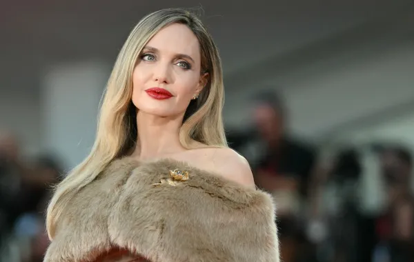 أنجيلينا جولي Angelina Jolie  في الدورة 81 لمهرجان فينيسيا السينمائي الدولي ( مصدر الصورة: Alberto PIZZOLI / AFP)