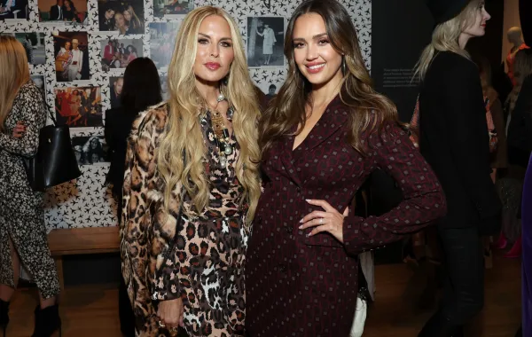 خبيرة المظهر لدى المشاهير رايتشل زوي Rachel Zoe مع النجمة جيسيكا أبا Jessica Alba (مصدر الصورة: Monica Schipper / GETTY IMAGES NORTH AMERICA / Getty Images via AFP)