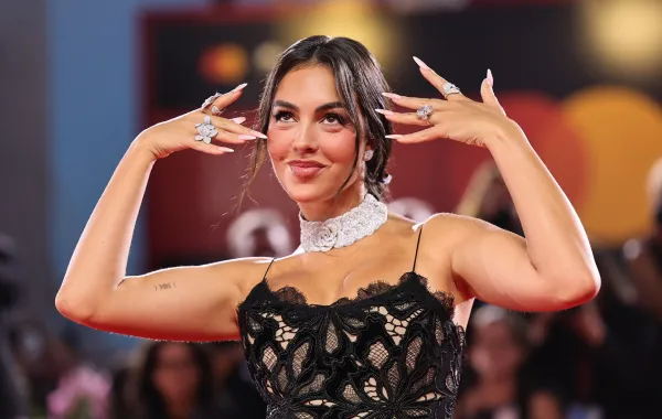 جورجينا رودريغيز Georgina Rodriguez في مهرجان فينيسيا السينمائي بدورته الـ 82- تصوير: Theo Wargo/Getty Images)