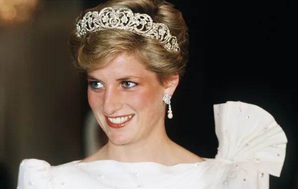 الأميرة ديانا، أميرة ويلز، Diana, Princess of Wales ترتدي فستانًا أبيض من تصميم ديفيد وإليزابيث إيمانويل، وتضع تاج سبنسر، خلال حضورها مأدبة رسمية في 16 نوفمبر 1986 في البحرين. مصدر الصورة: Anwar Hussein/WireImage)