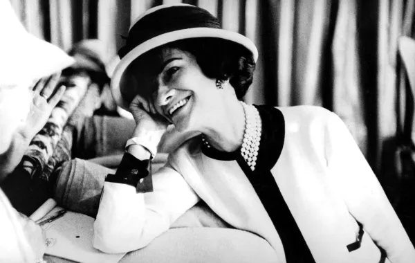 المصممة كوكو شانيلCoco Chanel  في بداية الخمسينيات- (مصدر الصورة ( Apic/Getty Images