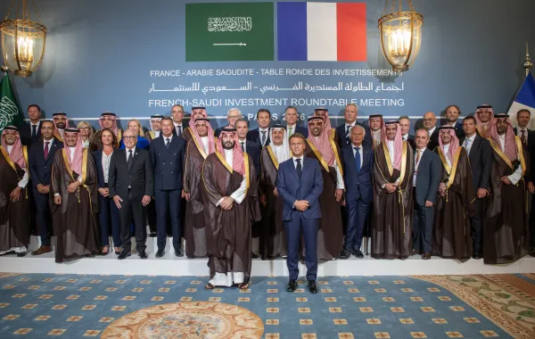ولي العهد الأمير محمد بن سلمان آل سعود والرئيس الفرنسي إيمانويل ماكرون في اجتماع الطاولة المستديرة الفرنسي-السعودي للاستثمار